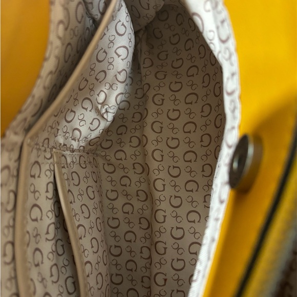 Guess handbag and matching wallet with Daisy 🌼 chain. - Picture 6 of 8